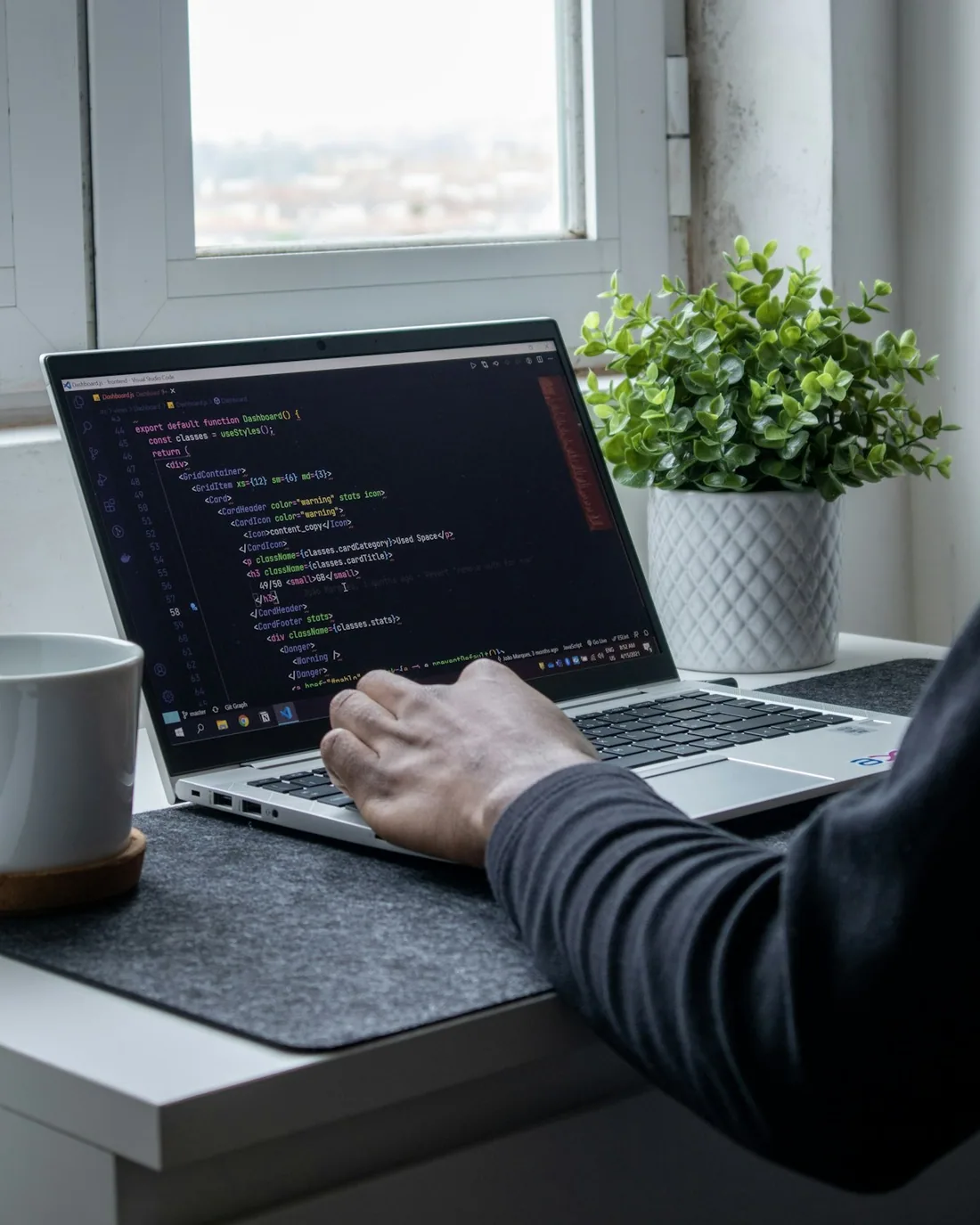 Программист работает на ноутбуке